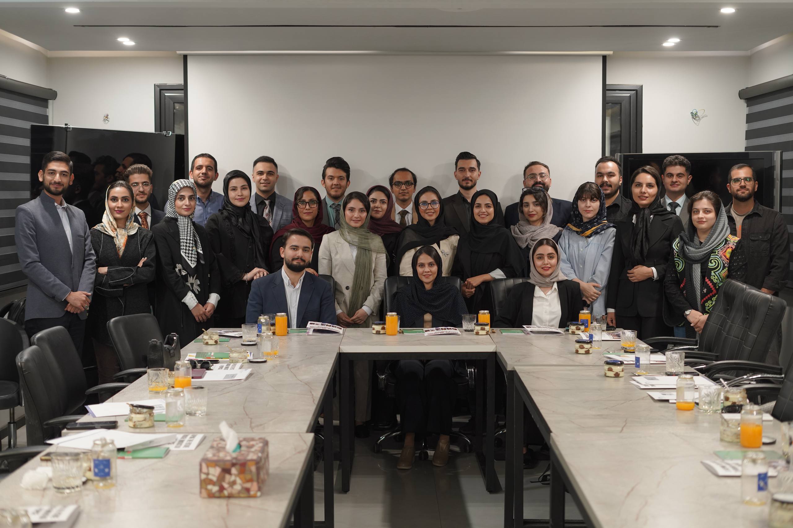 شعیب نساجی در کنار برگزیدگان جشنواره جهانی نوآوری